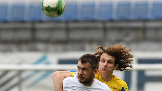 Teplick Alex Krl a boleslavsk Nikolaj Komlienko v ligovm utkn.