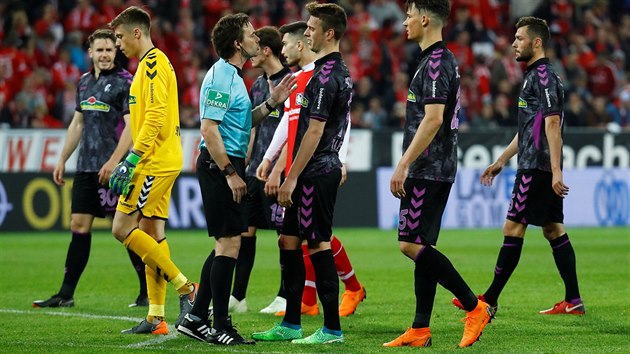Fotbalisté Freiburgu se vracejí o přestávce z kabiny na hřiště, aby v Mohuči čelili penaltě. Kuriózní moment přinesl zásah videorozhodčí a hlavní sudí Guido Winkmann nařídil pokutový kopo, když už hráči odešli do kabin.