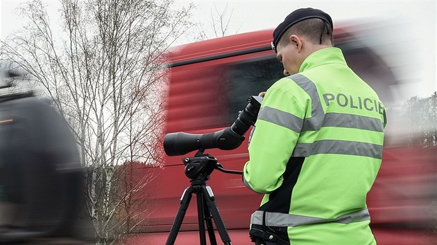 Policist sledovali v Blm Kostele nad Nisou na Liberecku idie specilnm dalekohledem, kter doke odhalit pestupek a na vzdlenost jednoho kilometru. (13. dubna 2018)