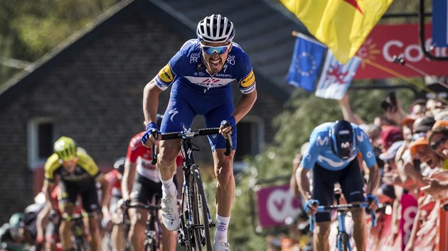 ZA IVOTNM TRIUMFEM. Julian Alaphilippe si jede pro vtzstv na Valonskm pu.