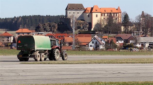 Bývalé vojenské letiště pod hradem Kámen na Pelhřimovsku nyní provozuje zkušební ústav. Testuje zde například sloupy osvětlení nebo odolnost svodidel. Příležitostně čtyřicet metrů širokou plochu využívají i zemědělci, modeláři nebo motorkáři. Letadla zde přistávat už nesmí.