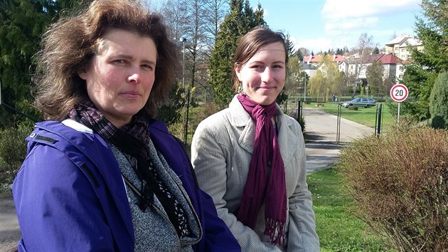 Zdeňka Zvěřinová (vlevo) a Kateřina Machová se obávají i dopadů samotného budování cyklostezky.