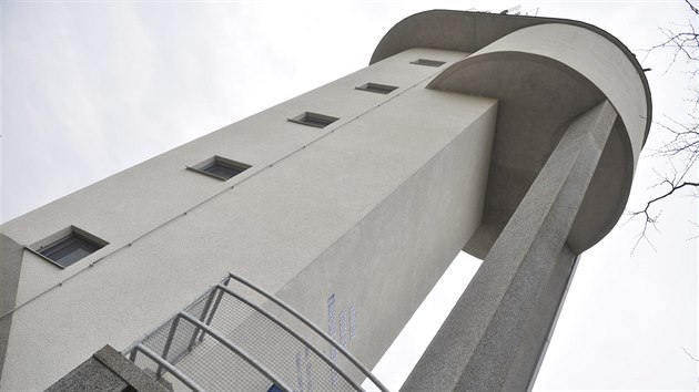 Impozantní železobetonová stavba na vrcholu Strážné hory připomíná svými tvary futuristickou observatoř. Ostatně nedaleko ní měla později vzniknout i moderní hvězdárna.