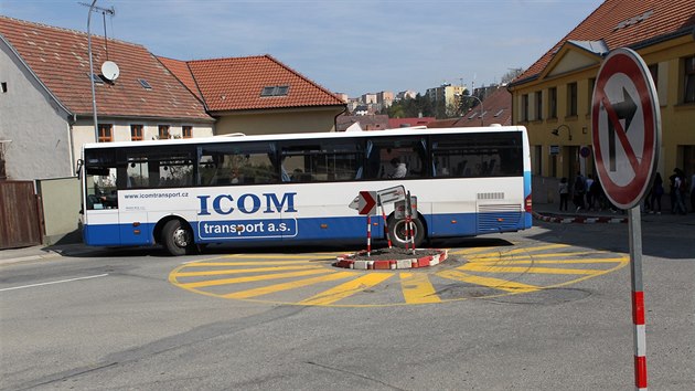 Kontroverzn kruhov objezd v centru Tebe. Podle kritik by ml bt mt stedov ostrvek, kter by mohla del vozidla pejet. To momentln nen mon, uprosted objezdu je nasypan hlna a jsou v n zapchan znaky.