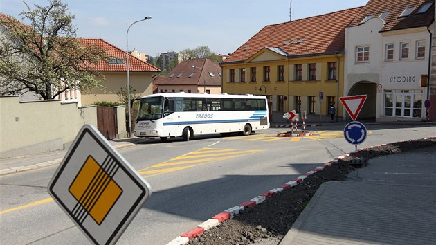 Kontroverzn kruhov objezd v centru Tebe. Podle kritik by ml bt mt stedov ostrvek, kter by mohla del vozidla pejet. To momentln nen mon, uprosted objezdu je nasypan hlna a jsou v n zapchan znaky.