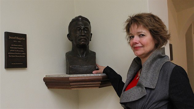 Hlavn� chodbu zdob� i busta Josefa Keprty (1872 - 1951), poslance zemsk�ho sn�mu. Prad�de�ek Vlasty Ulrichov� byl p��telem Masarykov�ch. Staral se o dceru Tom�e Garrigua Masaryka Alici, kdy� budouc� prezident p�ed vznikem �eskoslovenska pob�val v exilu.