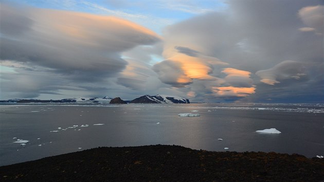 Letošní expedice vědců Masarykovy univerzity na Antarktidu byla rekordní - účastnilo se jí 19 vědců, kteří tam strávili 70 dní, což je asi o 25 dní déle, než je obvyklé.