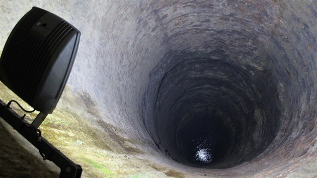 Podzemn prostory jsou nasvcen, a tak je dobe vidt a na hladinu studny.