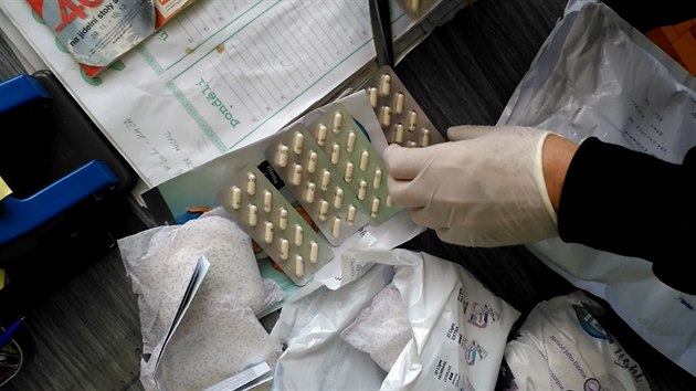 Lékárnice z Kladenska nabízela na internetu návykové léky, které zájemcům odesílala poštou