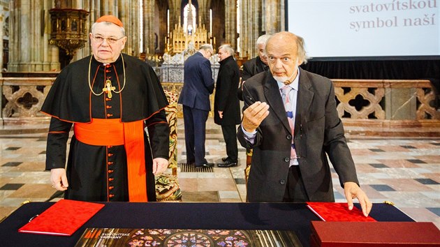 Kardinál Dominik Duka, arcibiskup pražský, a Gerhard Grenzing, výrobce chrámových varhan, v katedrále sv.Víta na pražském hradě slavnostně podepsali smlouvu o výrobě nových varhan pro pražskou katedrálu. Grenzing i ukázal jednu z malých píšťal, které v nich budou.