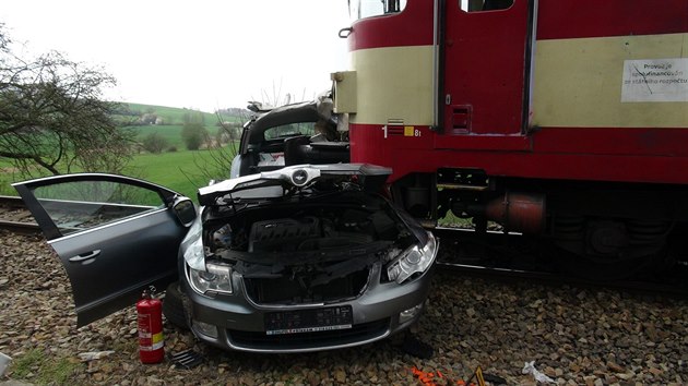 Druhá smrtelná nehoda po srážce auta s vlakem se stala na železničním přejezdu u Lochovic na Berounsku (17.4.2018)