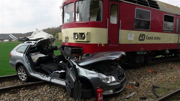 Druhá smrtelná nehoda po srážce auta s vlakem se stala na železničním přejezdu u Lochovic na Berounsku (17.4.2018)