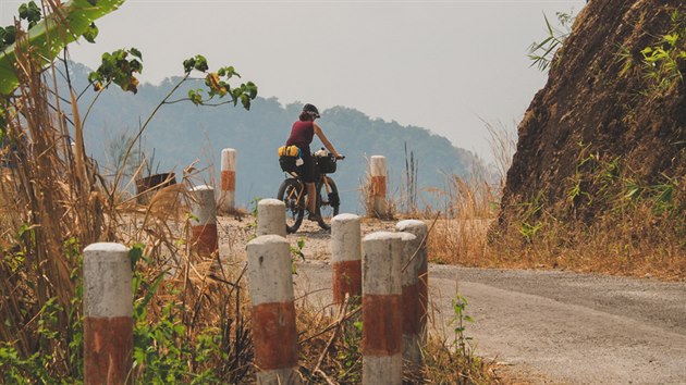 Pjemn stoupn po star cest z Myawady. Myawady, Myanmar