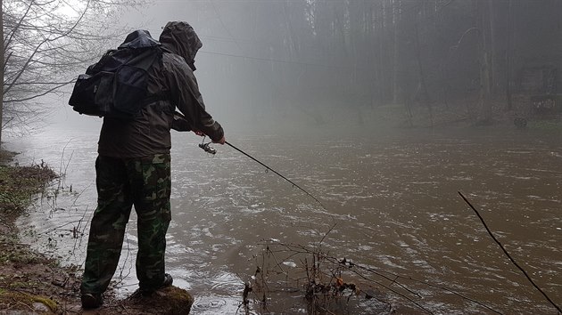 Prvn den pstruhov sezony rybm nemohl pokazit ani vytrval d隝 (16.4.2018).