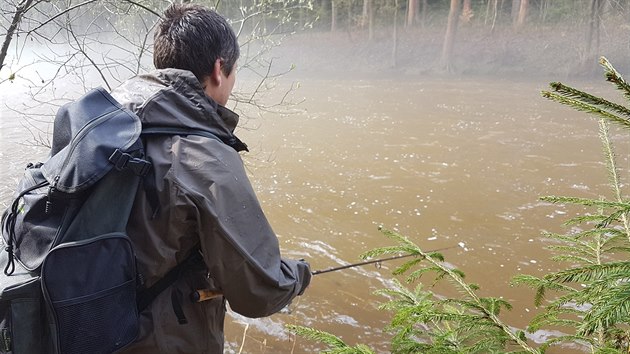 Prvn den pstruhov sezony rybm nemohl pokazit ani vytrval d隝 (16.4.2018).