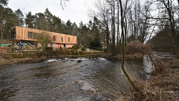 Dům s terasou a dvěma lodžiemi stojí v obci nedaleko Slatiňan, v krásném údolí řeky Chrudimky.