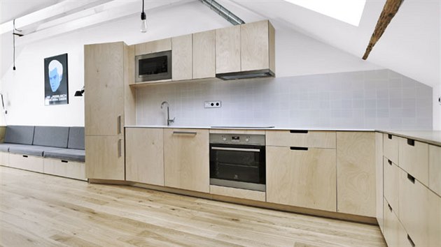 Nbytek je zhotoven z bezov pekliky, pracovn deska a dez jsou z blho akryltu. Natoen chladniky o 20 stup je praktick pro prci v kuchyni a zrove npadnji oddluje kuchy od obvacho prostoru, kter se tak zd bt vt.