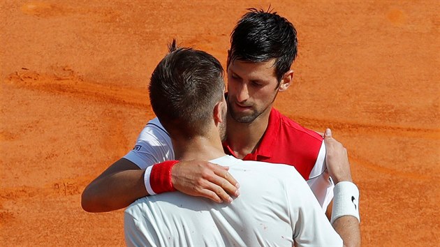 Srbsk tenista Novak Djokovi (elem) se po vtznm duelu zdrav s Bornou oriem z Chorvatska.