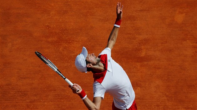 Srbsk tenista Novak Djokovi v duelu s Bornou oriem z Chorvatska.