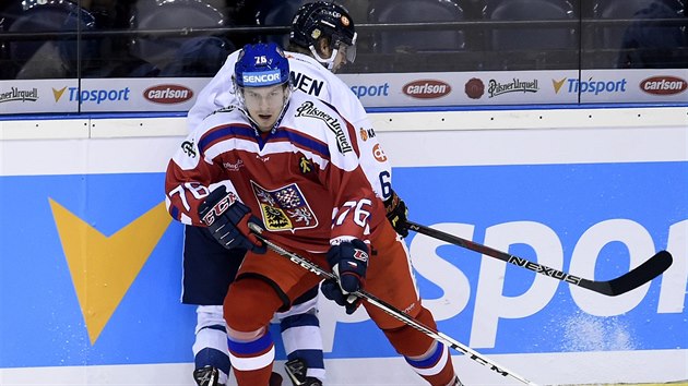 Filip Chlapík při svém debutu v národním týmu v souboji s Juusou Ikoneneem z Finska (vzadu).