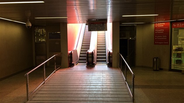 Nové eskalátory na stanici metra Nádraží Veleslavín na lince A. (10.4.2018)