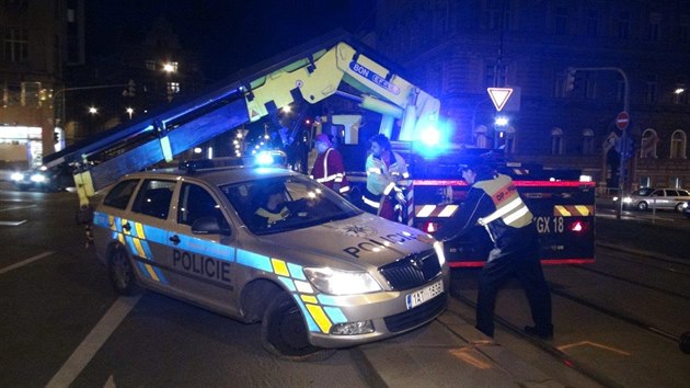 Policist na vjezdu prorazili o obrubnk pneumatiku. (11.4.2018)