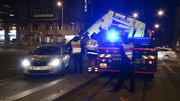 Policist na vjezdu prorazili o obrubnk pneumatiku. (11.4.2018)