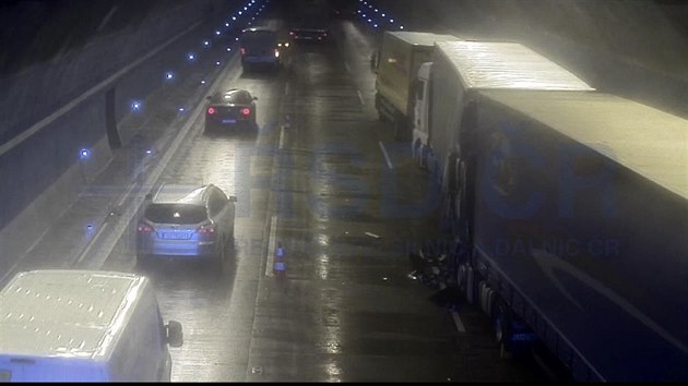 Nehoda t kamionu v Lochkovskm tunelu.(16.4.2018)