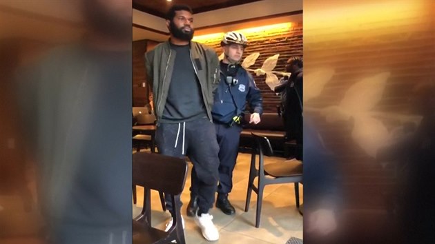 Policie bezdůvodně zatkla dva černochy ve Starbucksu