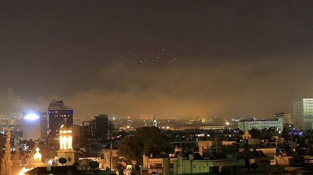 Nebe nad Damakem se pln kouem z protiletadlovch stel. (14.4.2018)