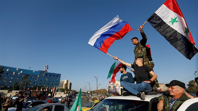 Syan v sobotu rno v Damaku mvaj syrskmi a ruskmi  vlajkami na protest...