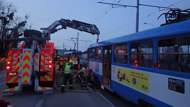 Vykolejenou tramvaj museli hasii vrtit na koleje pomoc vyproovacho specilu Bizon.