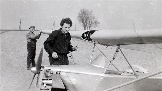 Josef Kuchejda z Hradce nad Moravic stavl u v dtstv modely letadel. Pozdji zaal stavt letadla, se ktermi i ltal.