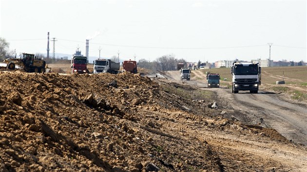 Na stavb pedposlednho seku dlnice D1 je u obce Buk na Perovsku vyuvn poplek ze star skldky pro perovskou teplrnu. Lid si vak stuj, e hlavn pi vtrnm poas zneiuje ovzdu ve vesnici.