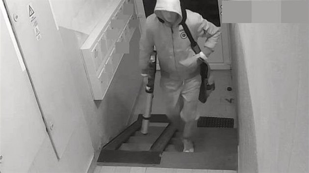 Záběr z bezpečnostní kamery zachycující hledaného zloděje, který z olomouckého domu dvojici kamer ukradl.