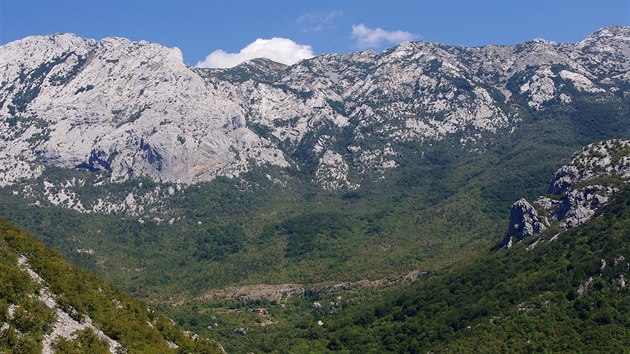 Hradba Velebitu nad osadou Ramii s vstupovou trasou Lipa staza