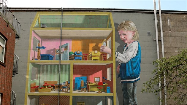 Nemocnice pro panenky. Sande, Německo: Leon Keer vytvořil tuto 3D malbu v roce 2017 se svým kolegou Massinou. „Kresba má 20x20 metrů a je to největší nástěnná malba, kterou jsme kdy udělali,“ popsal Keer. Nemocnice pro panenky je namalována na bývalém bunkru a odkazuje na nemocnici v německém Sande. „V domečku pro panenky také najdete všechen potřebný nemocniční nábytek,“dodal.