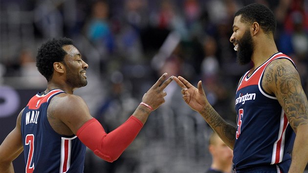 John Wall (vlevo) a Markieff Morris oslavuj akci Washingtonu.