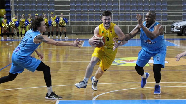 Filip Zbrnek (ve lutm) z Opavy pronik ke koi Olomoucka mezi J. C. Fullerem (vlevo) a Charlesem Mitchellem.