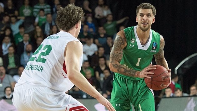 A JET SE U TOHO SMJE. Scottie Wilbekin (vpravo) z Darssafaky vldl Eurocupu v sezon i ve finle proti Lokomotivu Kuba Krasnodar. Brn ho Dmitrij Kulagin.