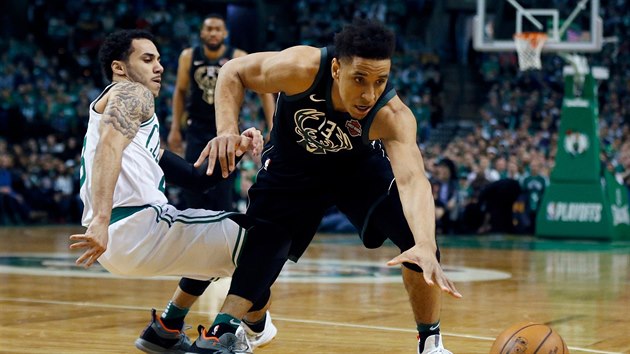 Malcolm Brogdon (vpravo) z Milwaukee m k mi bl ne Shane Larkin z Bostonu.