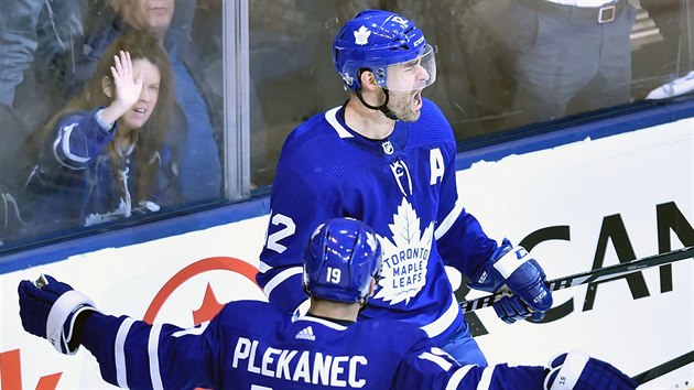 Tom Plekanec a Patrick Marleau se raduj z glu Toronta.