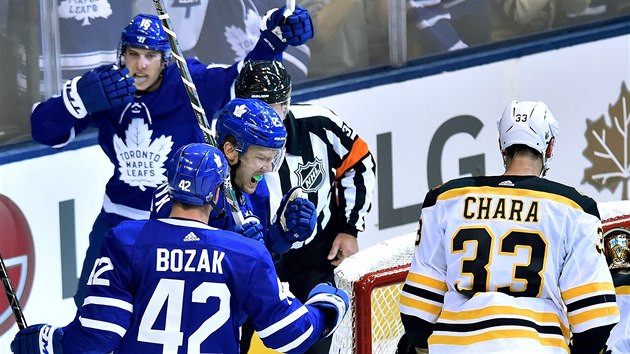 Mitchell Marner, Tyler Bozak a James van Riemsdyk (zleva) z Toronta oslavuj gl, zklamanm je bostonsk Zdeno Chra.