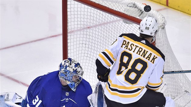 Frederik Andersen z Toronta vyr puk po stele Davida Pastrka z Bostonu.