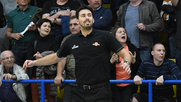 Antonín Pištěcký, trenér ústeckých basketbalistů, se raduje z trefy proti Pardubicím.