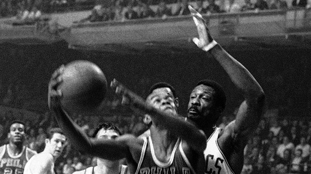 Hal Greer (v tmavm) z Philadelphie to kolem Billa Russella z Bostonu. Snmek pochz z roku 1968.