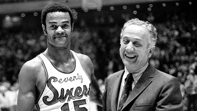 Hal Greer (vlevo) a Irv Kosloff, tehdej majitel Philadelphia 76ers. Pe se rok 1971 a Greer doclil 20 000 bod v NBA.