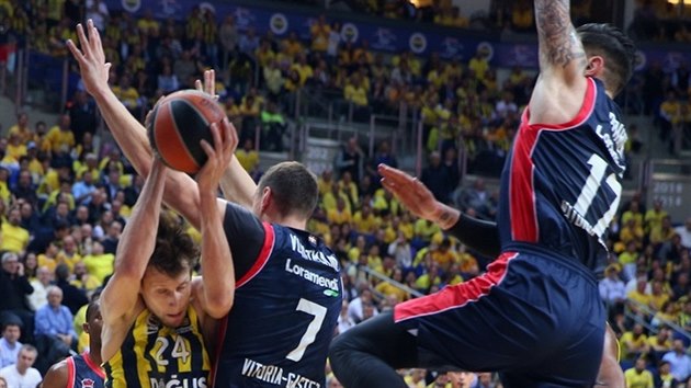 Jan Vesel� (vlevo) z Fenerbahce se tla�� do ko�e Baskonie kolem Johanna Voigtmanna (uprost�ed) a Vincenta Poiriera.