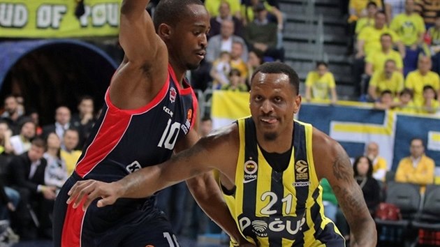 James Nunnally (vpravo) z Fenerbahce m� nam��eno kolem Rodrigueho Beauboise z Baskonie.