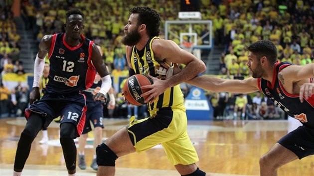 Gigi Datome (uprosted) z Fenerbahce m nameno ke koi Baskonie. Sleduje ho Ilimane Diop (vlevo) a brzd Patricio Garino.